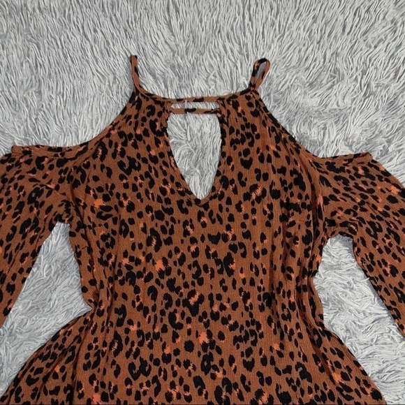 Mossimo Cold Shoulder Animal Print Top 5️⃣✖️3️⃣0️⃣ - Picture 5 of 7